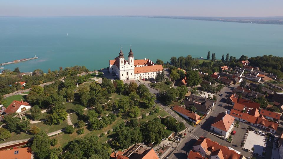 A holisztikus ember - Korzenszky Richárd, tihanyi emeritus perjel előadása Fehérváron